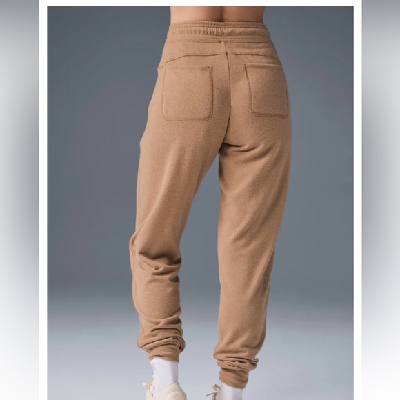 LIMITED COLOR toasted almond soho sweatpant jogger alo yoga NWT - Picture 3 of 4